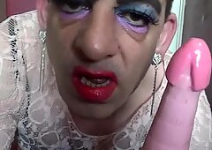 Transvekulismus Bisexuálky Mark Wright Vloží Domáce Kokot V jeho arss, ktoré si želajú, aby bol skutočný Kokot Creaming Vnútri HIM, ako strieľa svoj vlastný výstrek na podlahe
