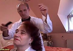 Pummelig-Mutter von ihrem Friseur gefickt