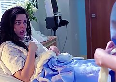 Enfermeiras lésbicas girlcore fazem exame vaginal completo em paciente de novinhas