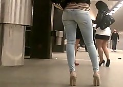 Seksi mata perisik di seluar jeans di kereta api
