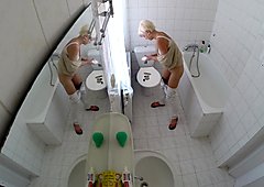 Spycam in un bagno - sexy bionda