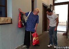 Nuori kaveri auttaa vanha Mummo