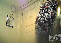 Pige med smuk bund filmet af spion webcam på toilettet