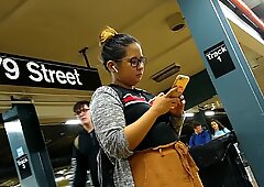 Snoezig mollig filipina meisje met bril wachtend op trein