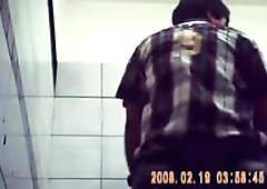 Olderman fucked i offentligheden toilet