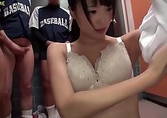 Το γενναίο Κινέζα Κυρία δίνει όλη την ομάδα ποδοσφαίρου ένα χαψιά.