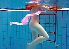 Roodharige simonna toont haar lichaam onderwater