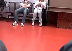 Kaki candid dan ibu merah jari di wajah stasiun kereta api