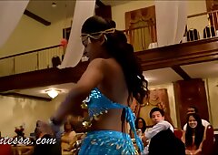Donne indiane trini scuotono il bottino in questo video sexy di danza chutney