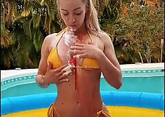 Britt i hennes pool