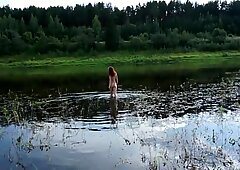 Nudo nuotare nel fiume Volga