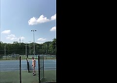 Sur-le-fait nu sur le court de tennis public août 2021