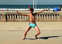 Speedo bulge ile sahilde genç eşcinsel dans / novinho dan & ccedil_ando sunga na praia